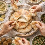 Pan sirio en el centro de la mesa compartido entre amigos